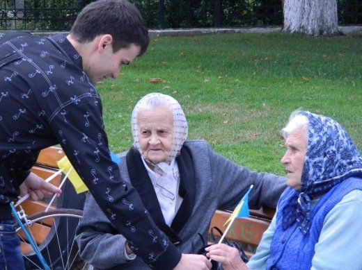 «Молоді регіони» привітали лучан з Днем Державного Прапора України